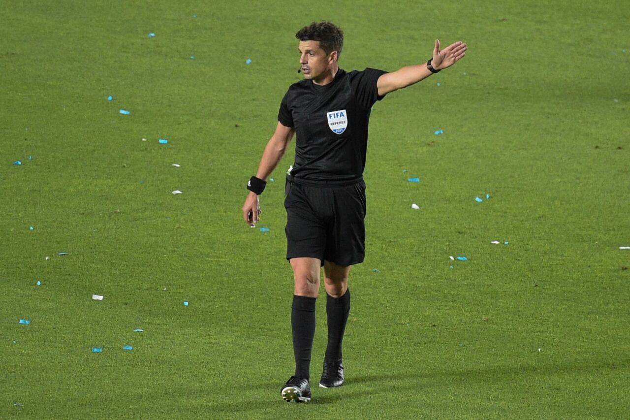 Andrés Cunha no vio el codazo de Otamendi a Raphinha y tampoco recibió asistencia del VAR