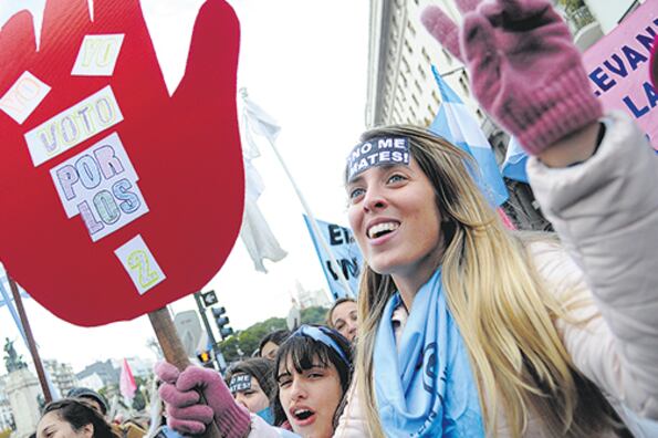 Los antiderechos se encontraron del lado sur para vitorear a los fetitos y gritar por las dos vidas.