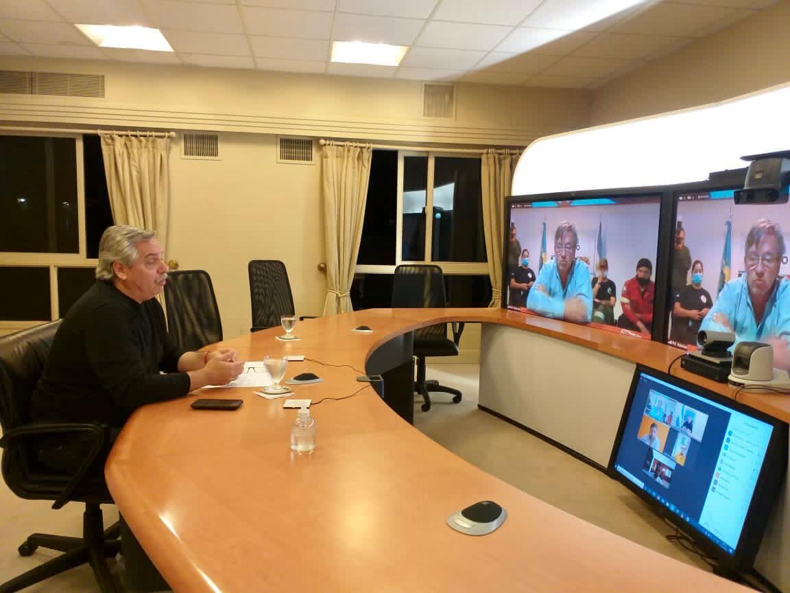 Alberto Fernández aseguró que “el cuidado de los bosques debe ser política de Estado” en videoconferencia con los intendentes de Lago Puelo, Augusto Sánchez, y El Hoyo, Pol Huisman, zonas afectadas por los recientes incendios forestales en la Patagonia.
