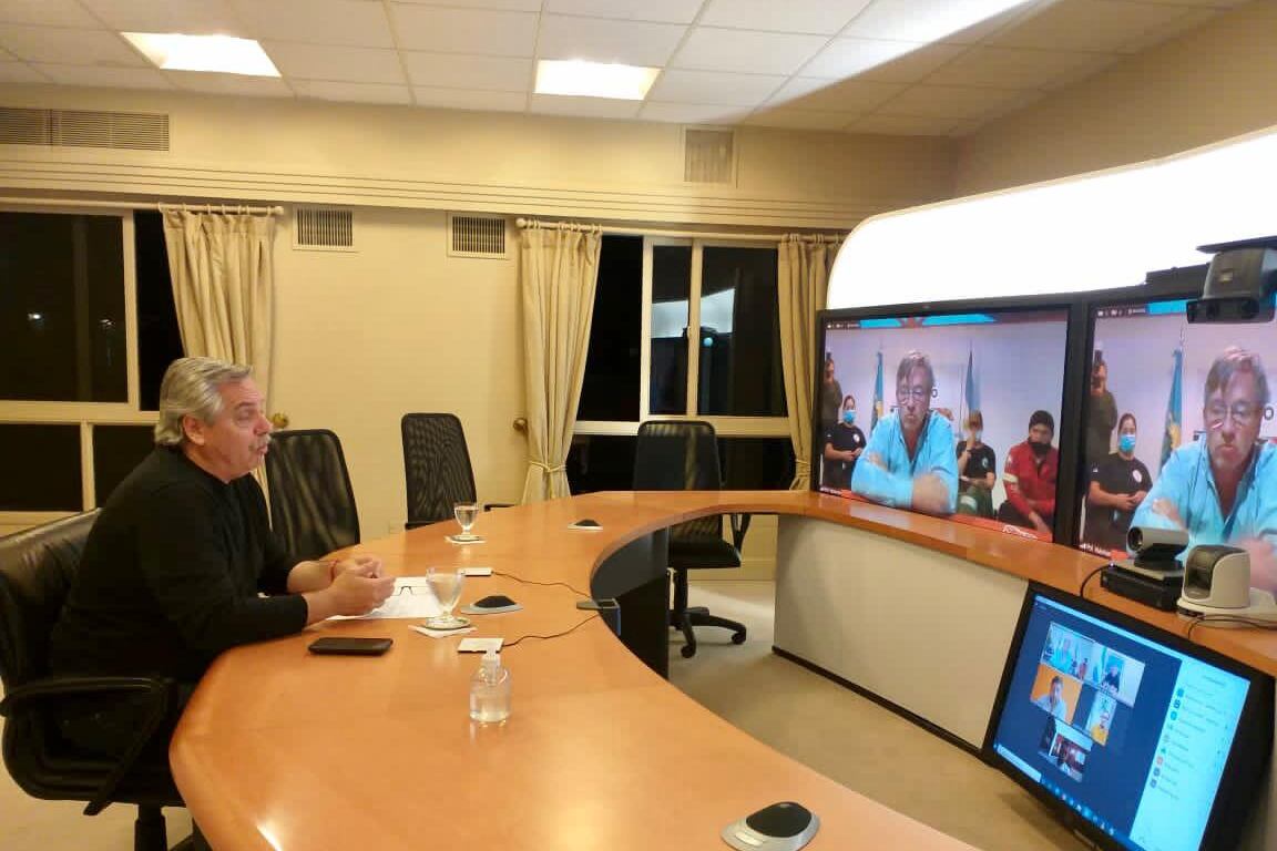 Alberto Fernández aseguró que “el cuidado de los bosques debe ser política de Estado” en videoconferencia con los intendentes de Lago Puelo, Augusto Sánchez, y El Hoyo, Pol Huisman, zonas afectadas por los recientes incendios forestales en la Patagonia.