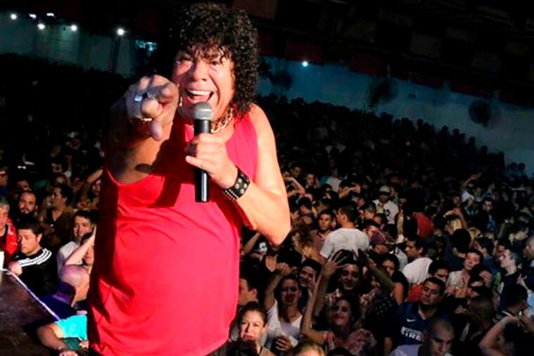 La Mona Jiménez dará un show gratuito en el Obelisco.