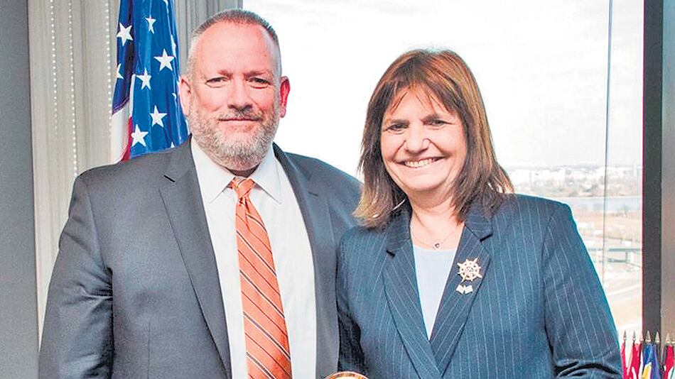 La ministra Bullrich con el titular de la DEA durante su reciente visita a Estados Unidos.