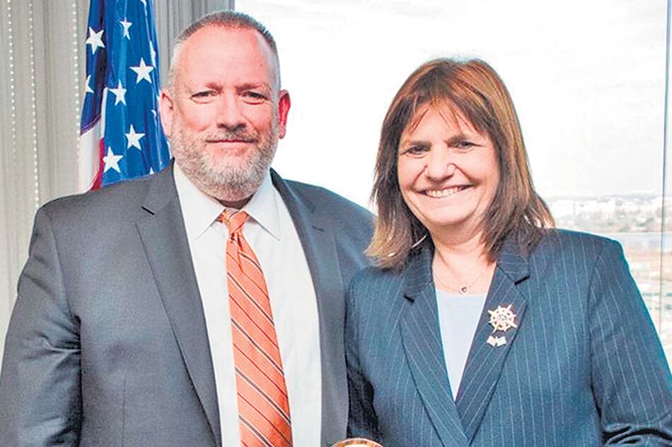 La ministra Bullrich con el titular de la DEA durante su reciente visita a Estados Unidos.