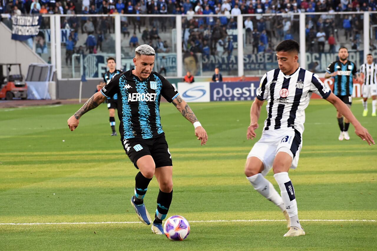 Copetti intenta escaparse de Malatini, cuando Racing dominaba el partido