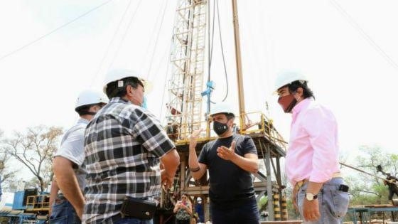 Cabandié en una visita anterior a Salta supervisando la construcción de los pozos de agua