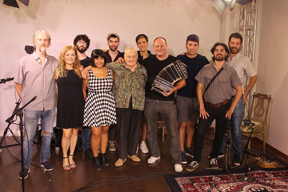 Quilici (con el bandoneón), el Cholo Montironi y la orquesta