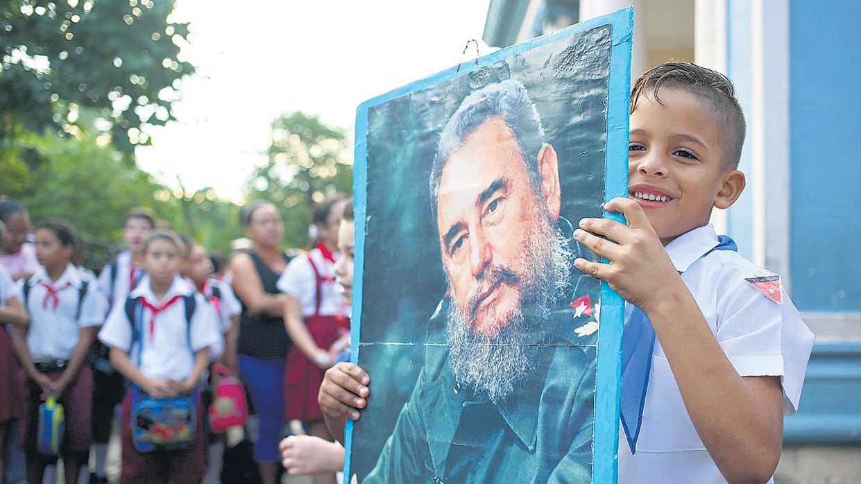Estudiantes de una escuela primaria en La Habana participan de un homenaje en el aniversario de la muerte de Fidel castro.