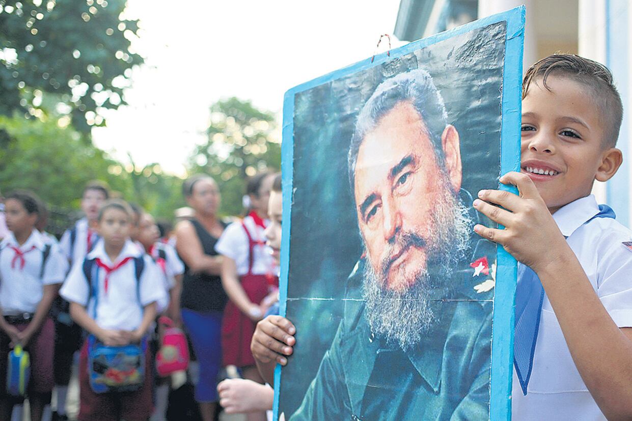 Estudiantes de una escuela primaria en La Habana participan de un homenaje en el aniversario de la muerte de Fidel castro.