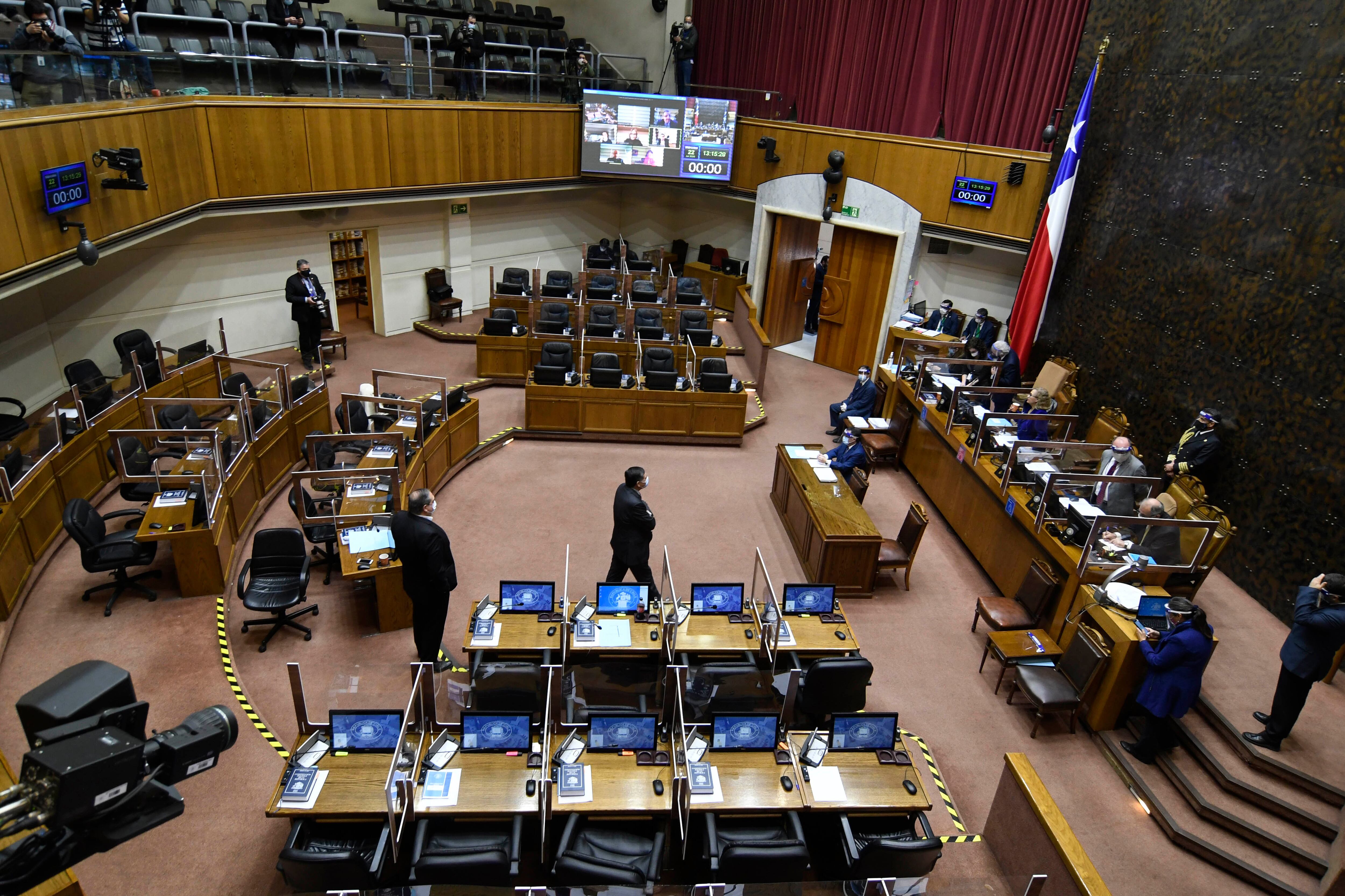 El debate en el senado chileno para la ley de retiro de fondos de las AFPs.