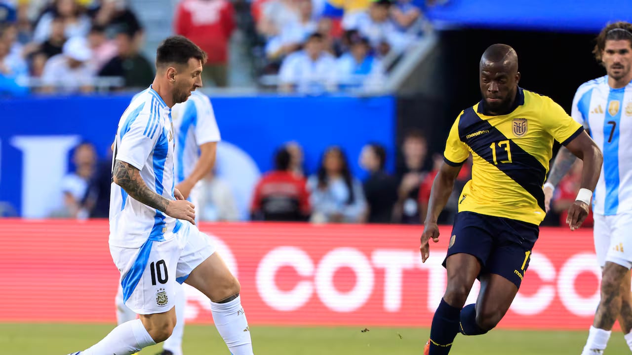 Messi y Enner Valencia en el último amistoso entre Argentina y Ecuador.