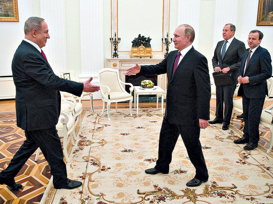 Netanyahu y Putin se dan la mano en el Kremilin durante su encuentro en la capital rusa.
