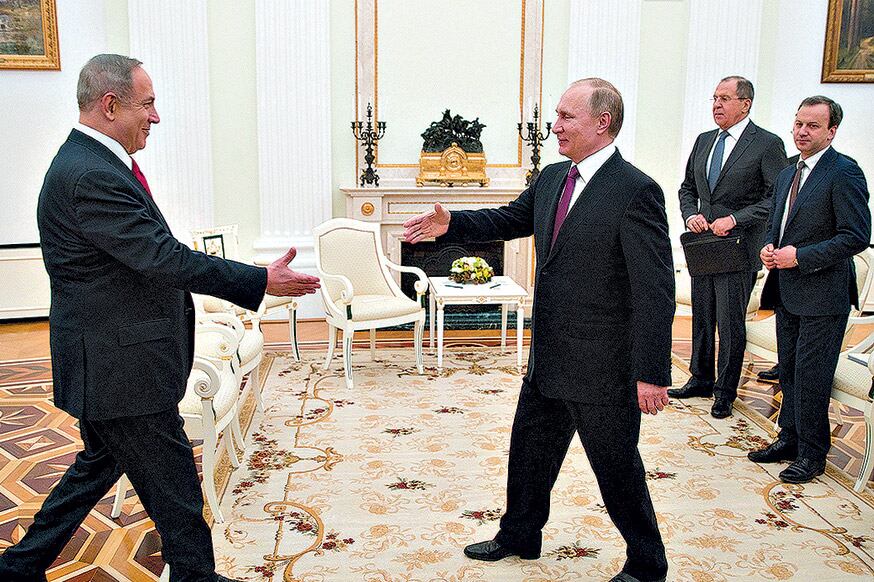 Netanyahu y Putin se dan la mano en el Kremilin durante su encuentro en la capital rusa.