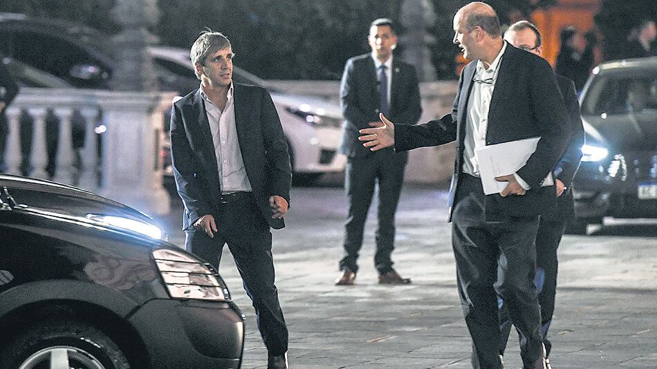 El ministro de Finanzas, Luis Caputo, y el presidente del Banco Central, Federico Sturzenegger, en otro día intenso en los mercados financieros.