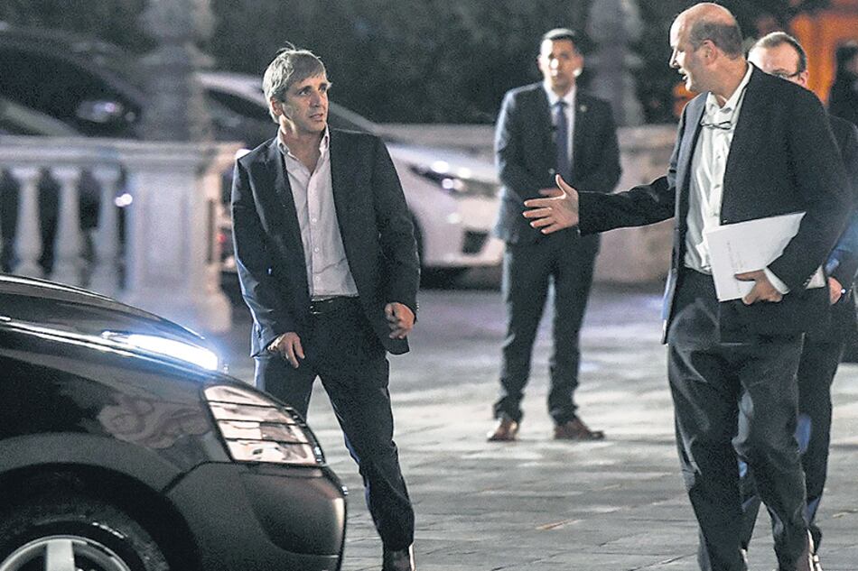 El ministro de Finanzas, Luis Caputo, y el presidente del Banco Central, Federico Sturzenegger, en otro día intenso en los mercados financieros.