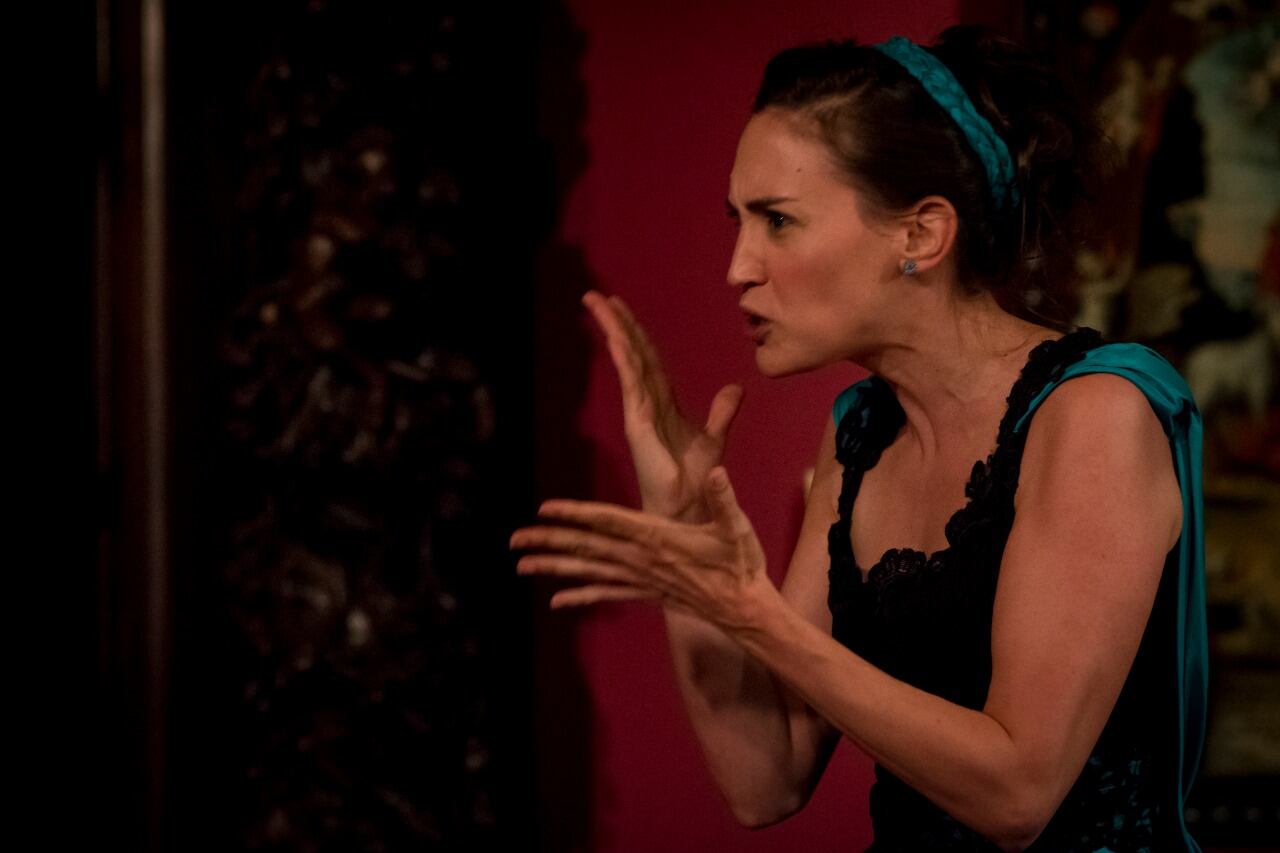 Solda actúa, canta y suma títeres a las historias que se entrecruzan en la puesta.