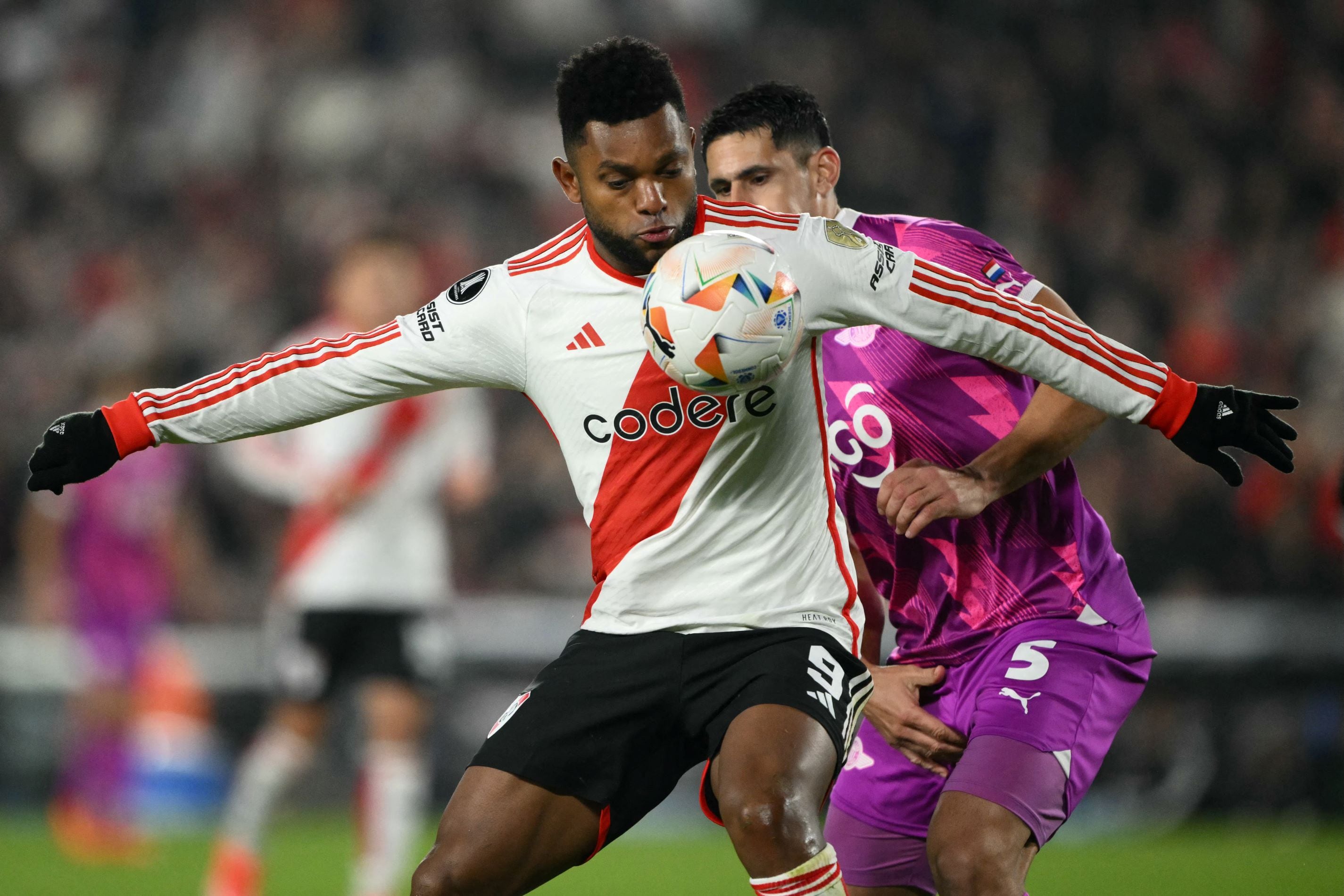 Borja controla ante la férrea marca del equipo paraguayo