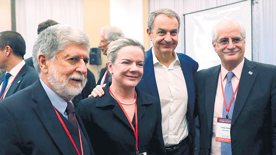 De izq. a der: Celso Amorim, Gleisi Hoffmann, José Luis Rodríguez Zapatero y Jorge Taiana.