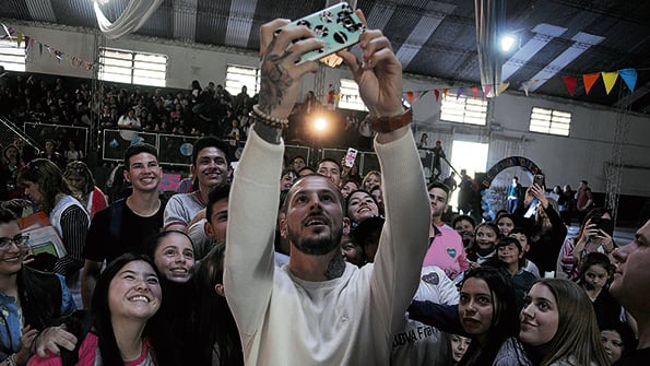 El goleador de Boca junto a los chicos de la escuela primaria San Pablo Apóstol.