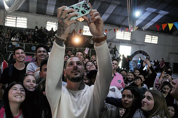 El goleador de Boca junto a los chicos de la escuela primaria San Pablo Apóstol.