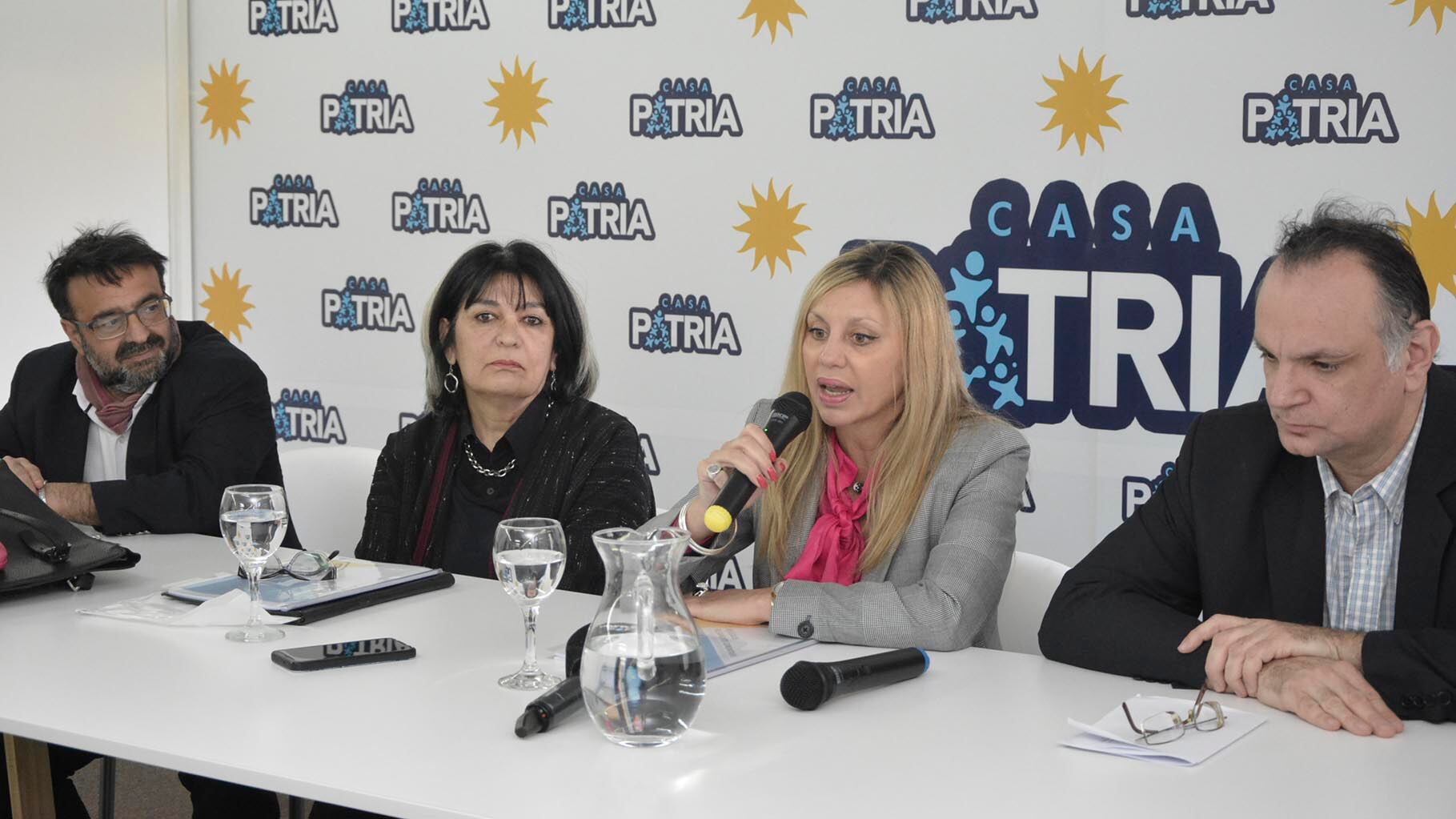 La senadora Sacnun junto a profesionales.