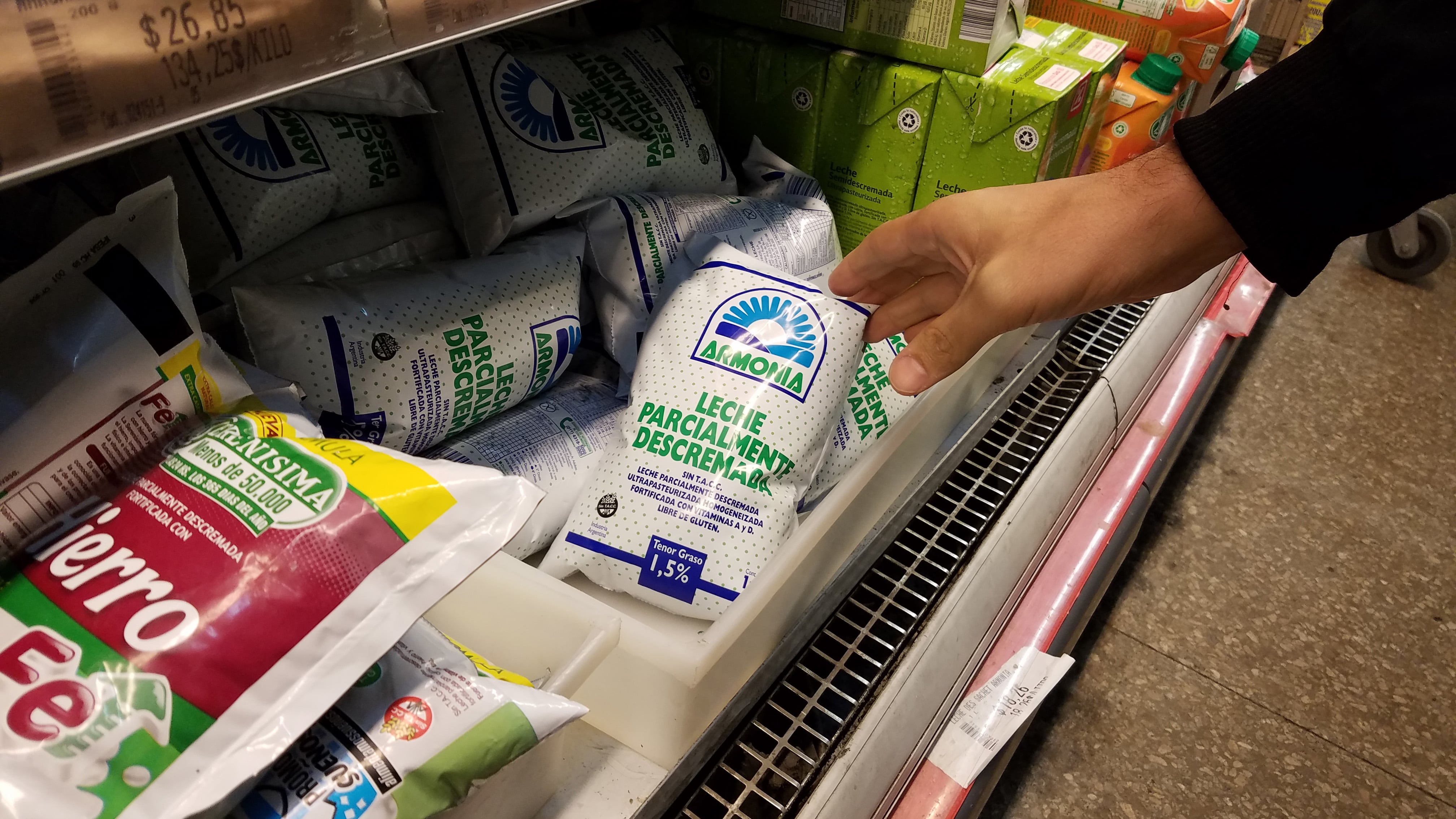 Cuando empezó el gobierno de Macri se consumían 217 litros de leche per cápita. Hoy son 182 litros.