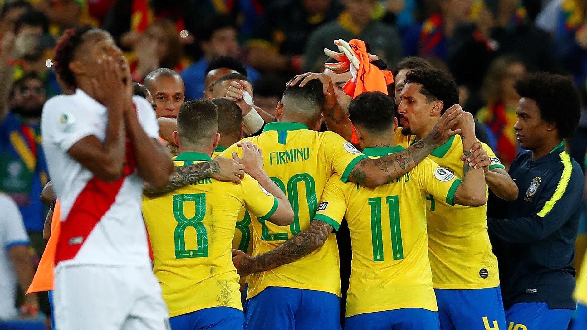 La alegría de los jugadores brasileños. La decepción del futbolista peruano. El equipo de Tite se impuso con claridad a pesar del VAR polémico.