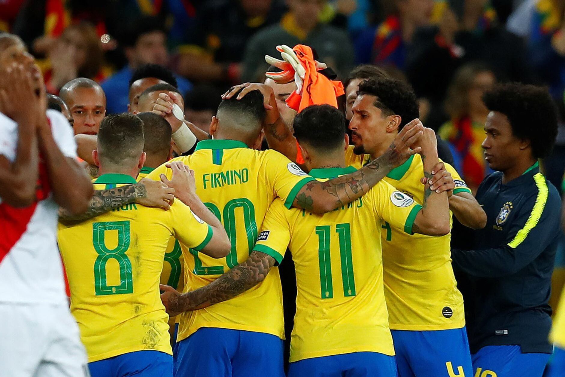 La alegría de los jugadores brasileños. La decepción del futbolista peruano. El equipo de Tite se impuso con claridad a pesar del VAR polémico.