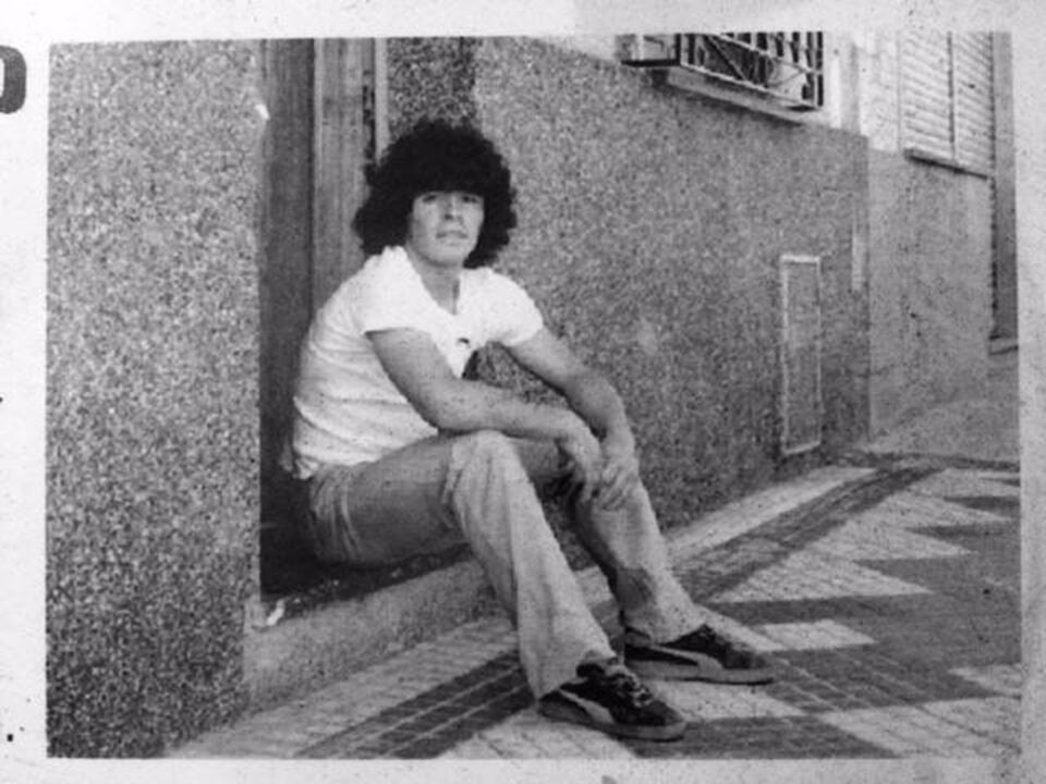 Maradona en la puerta de su primera casa en La Paternal, que Argentinos le dio en 1978