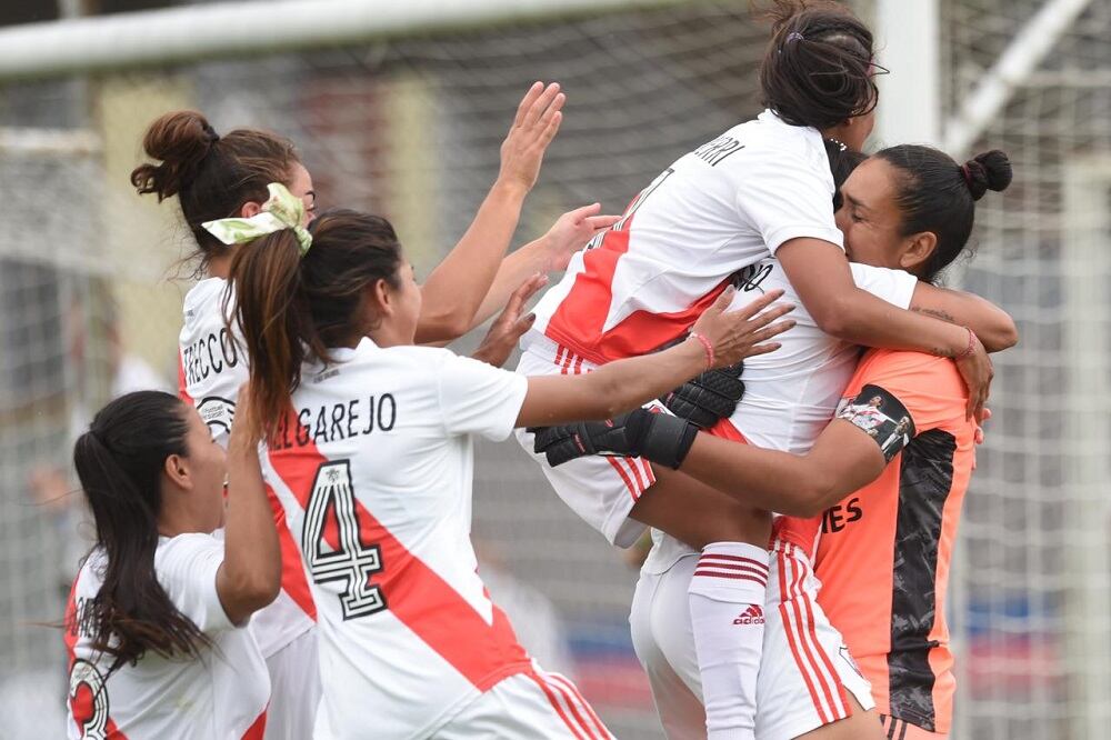 Todos los abrazos para Florencia Chiribelo, la heroina del partido al atajar un penal.