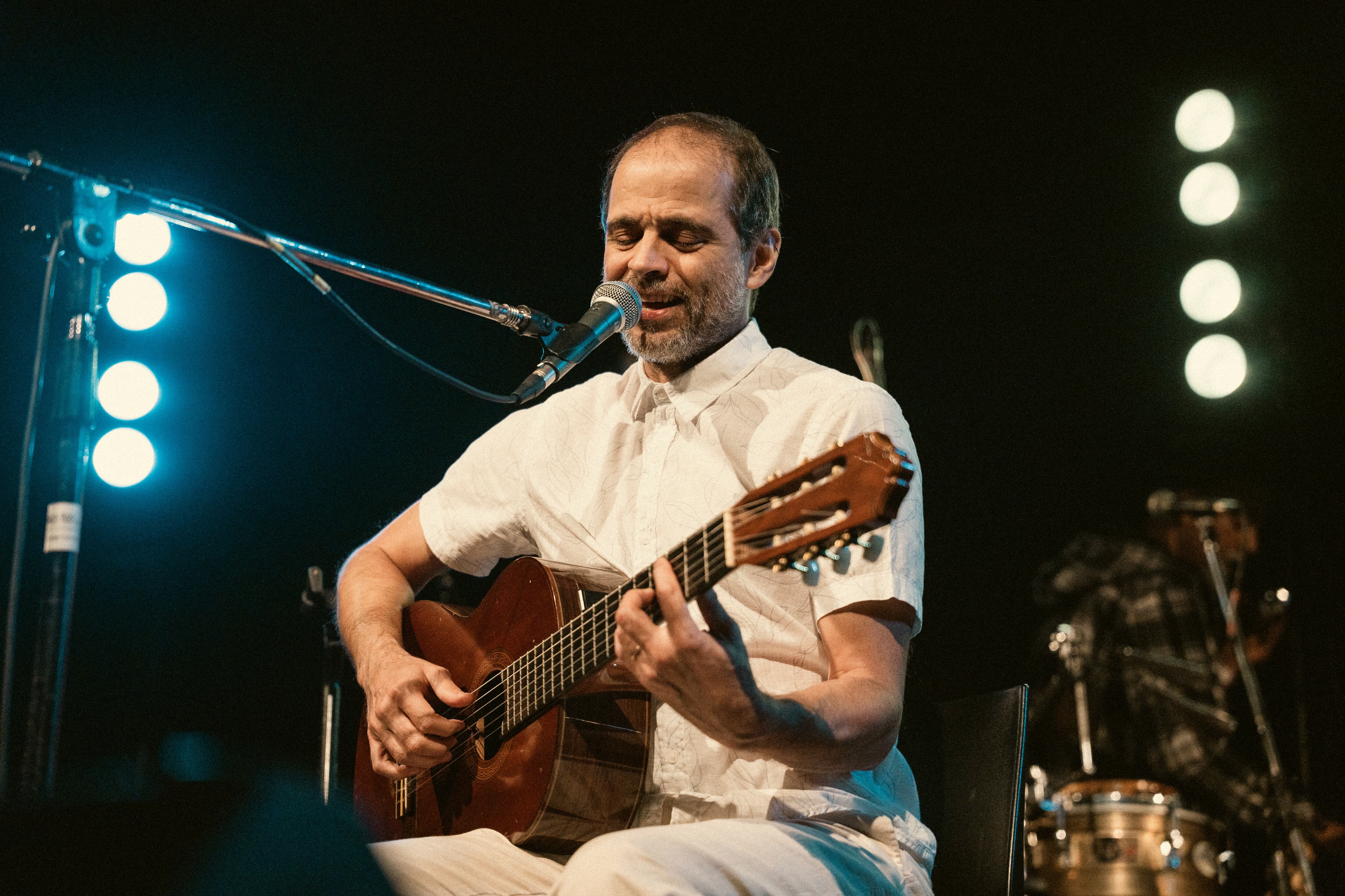 Moreno habló todo el tiempo en español y le dio lugar a sus músicos para que cada cual cantara una canción.