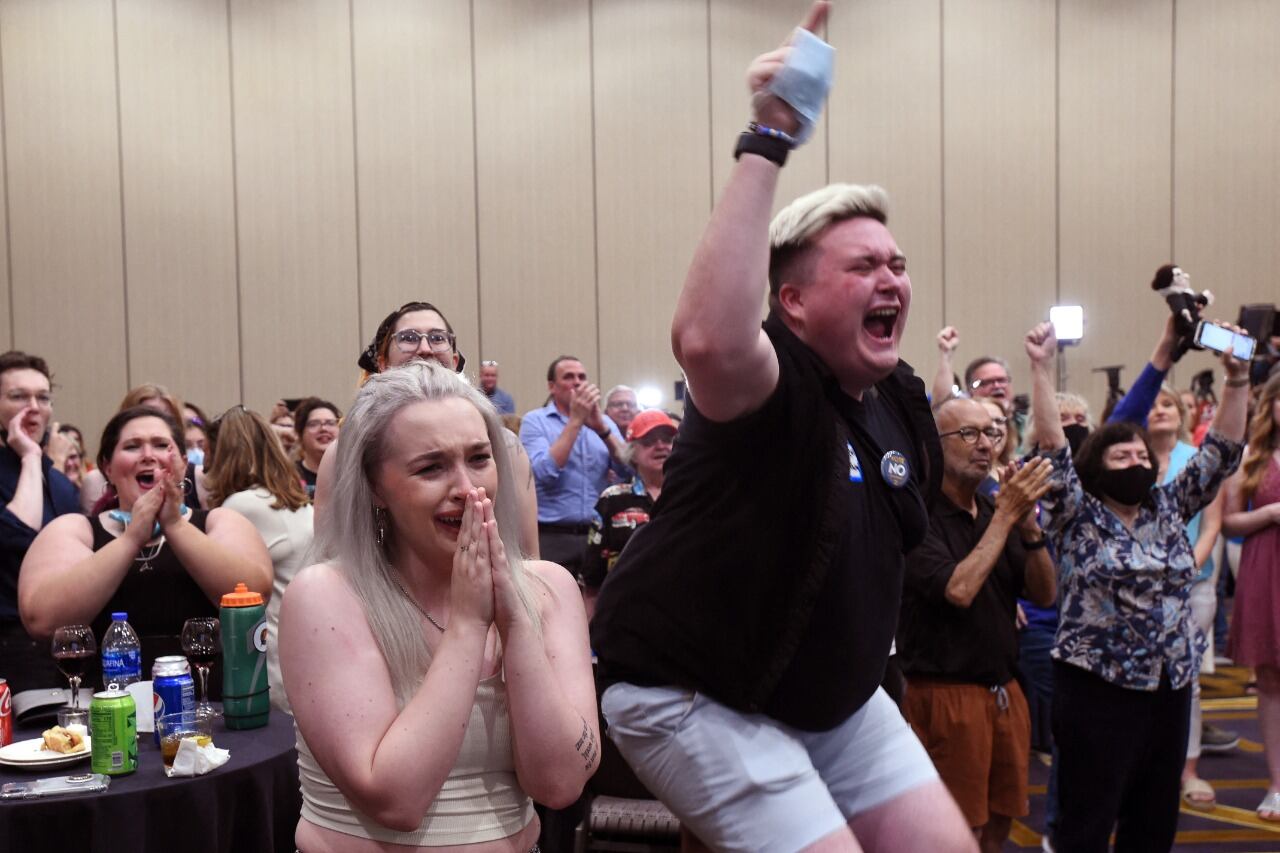 Militantes por el dercho al aborto festejan el resultado del plebiscito en Kansas.