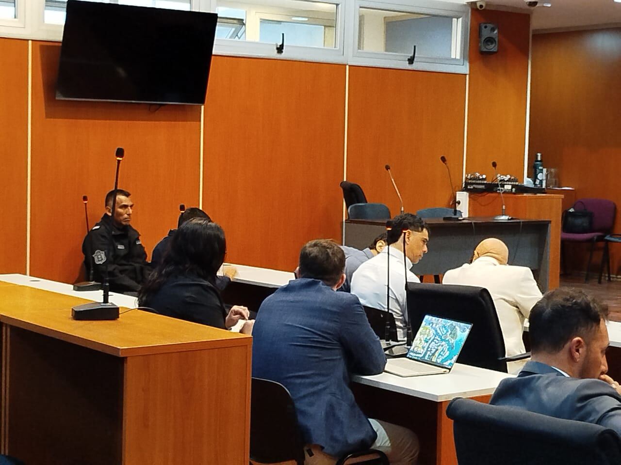 Carlos (agachado) y Adrián Saavedra (de blanco), con su defensor, Marcelo Arancibia