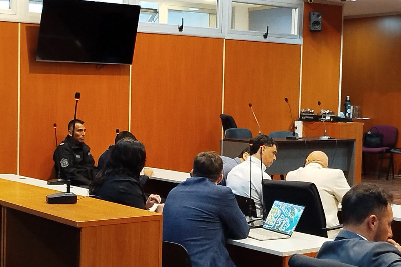 Carlos (agachado) y Adrián Saavedra (de blanco), con su defensor, Marcelo Arancibia