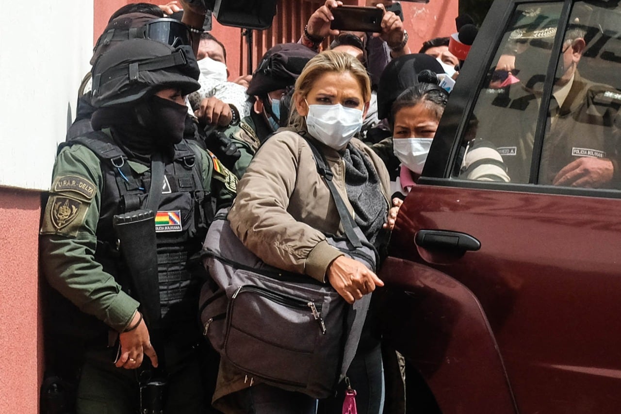  la ex presidenta de facto de Bolivia, Jeanine Añez, siendo trasladada al Centro de Orientación Femenina de Obrajes, en La Paz, Bolivia, el 15 de marzo de 2021.