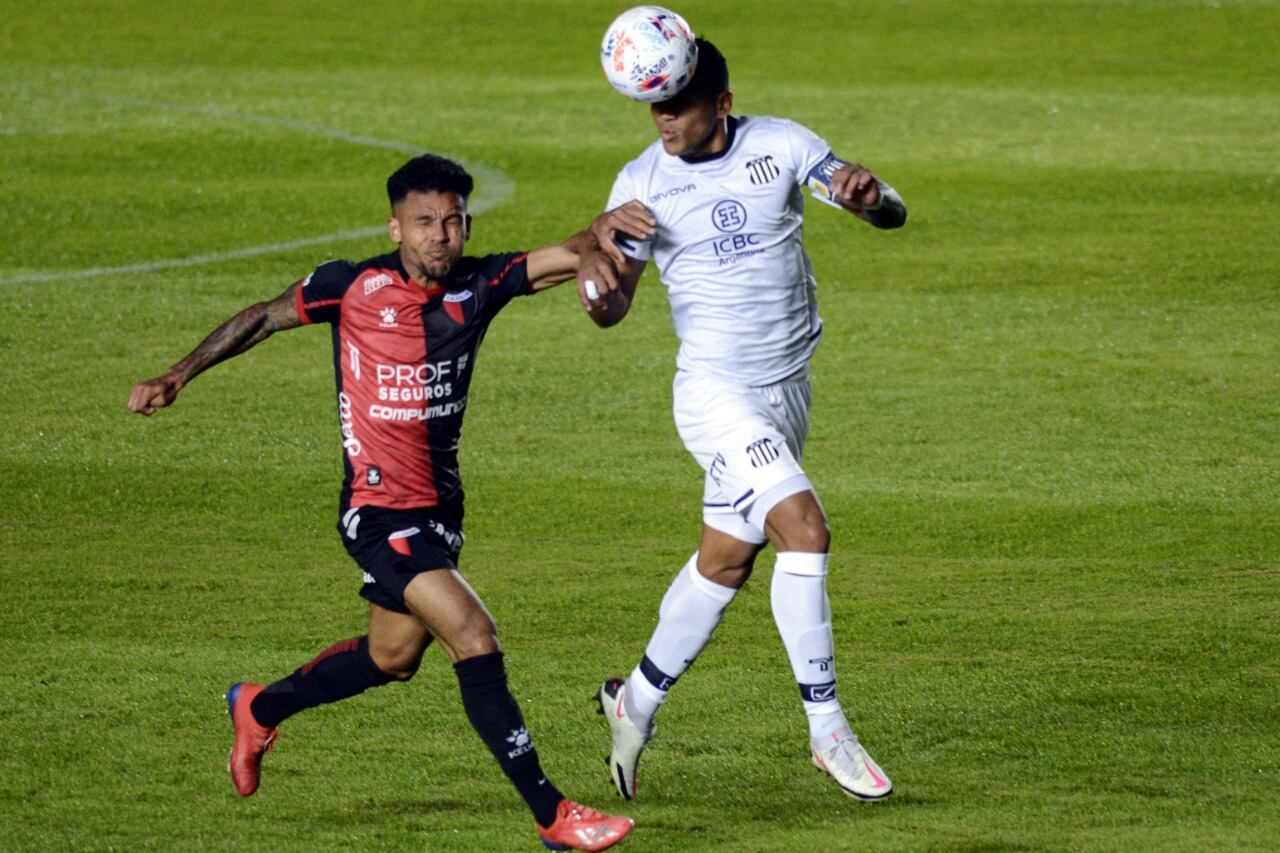 Morelo y Rafael Pérez disputan la pelota