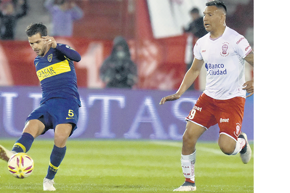 Fernando Gago, conductor de Boca, y Andrés Chavez, delantero del Globo.