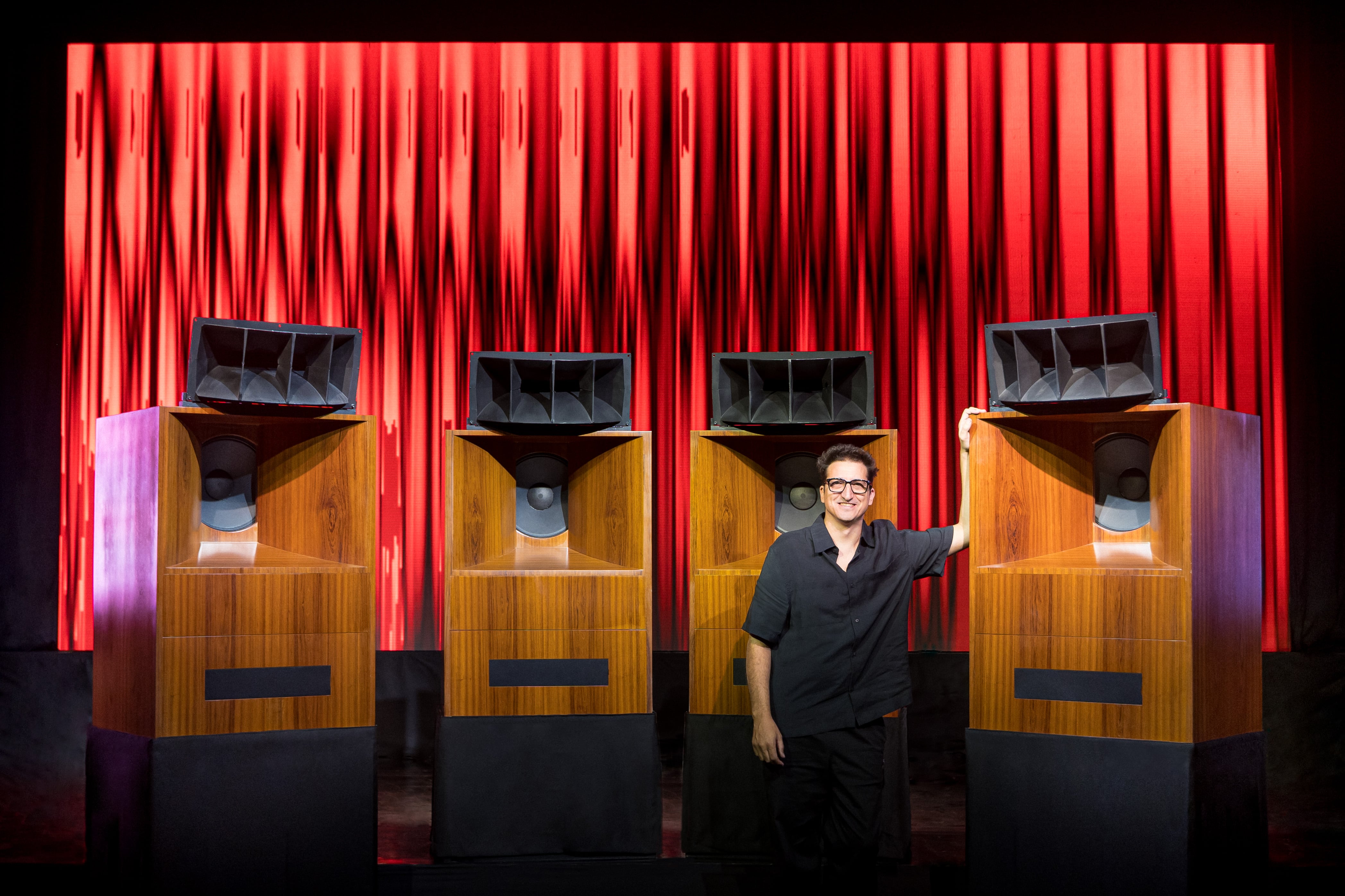 Gonzalo Solimano con los cuatro parlantes Altec de la Sala Hi Fi. Foto: Miru Trigo