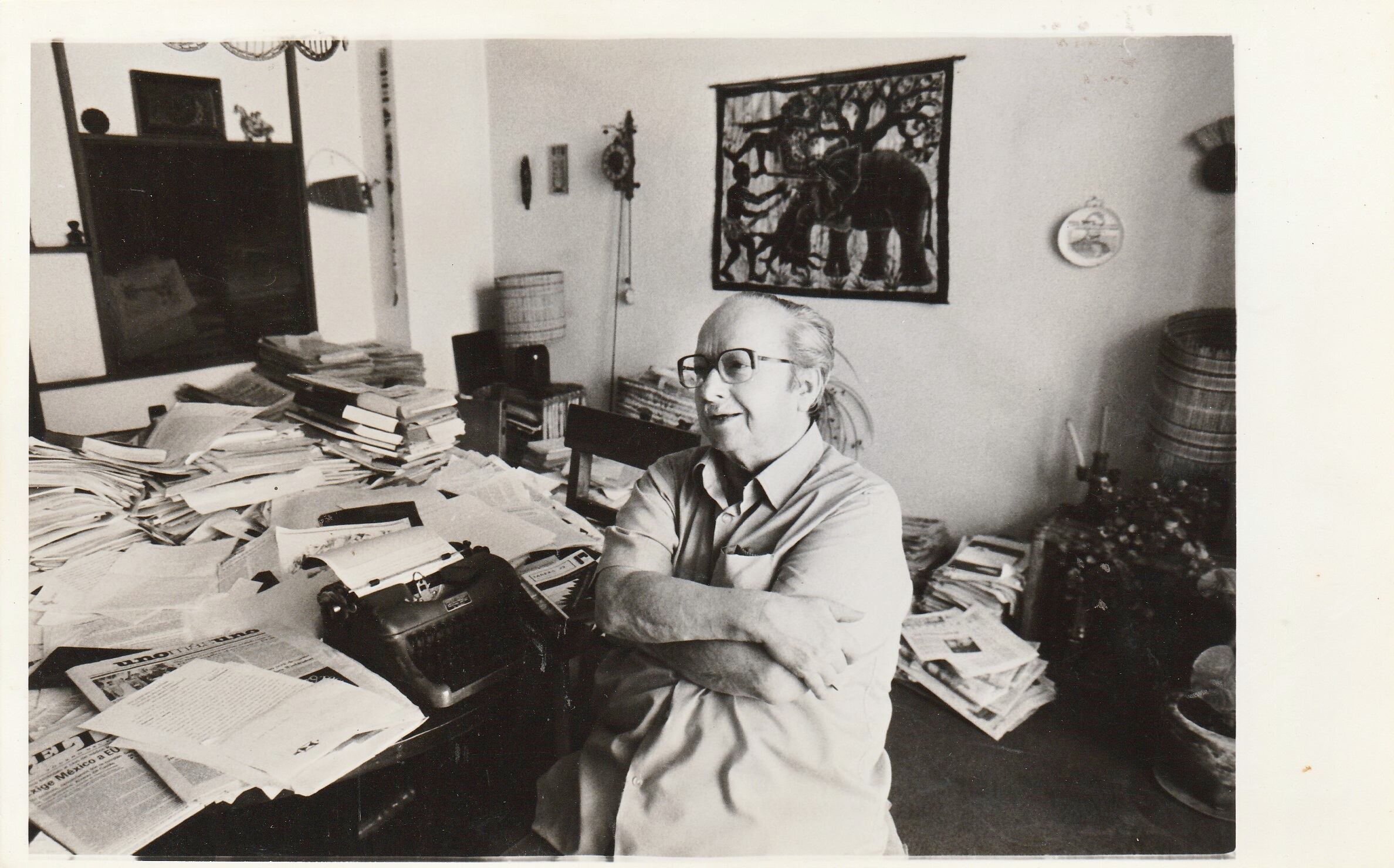 Gregorio Selser en su mesa de trabajo de su casa de México, 1990