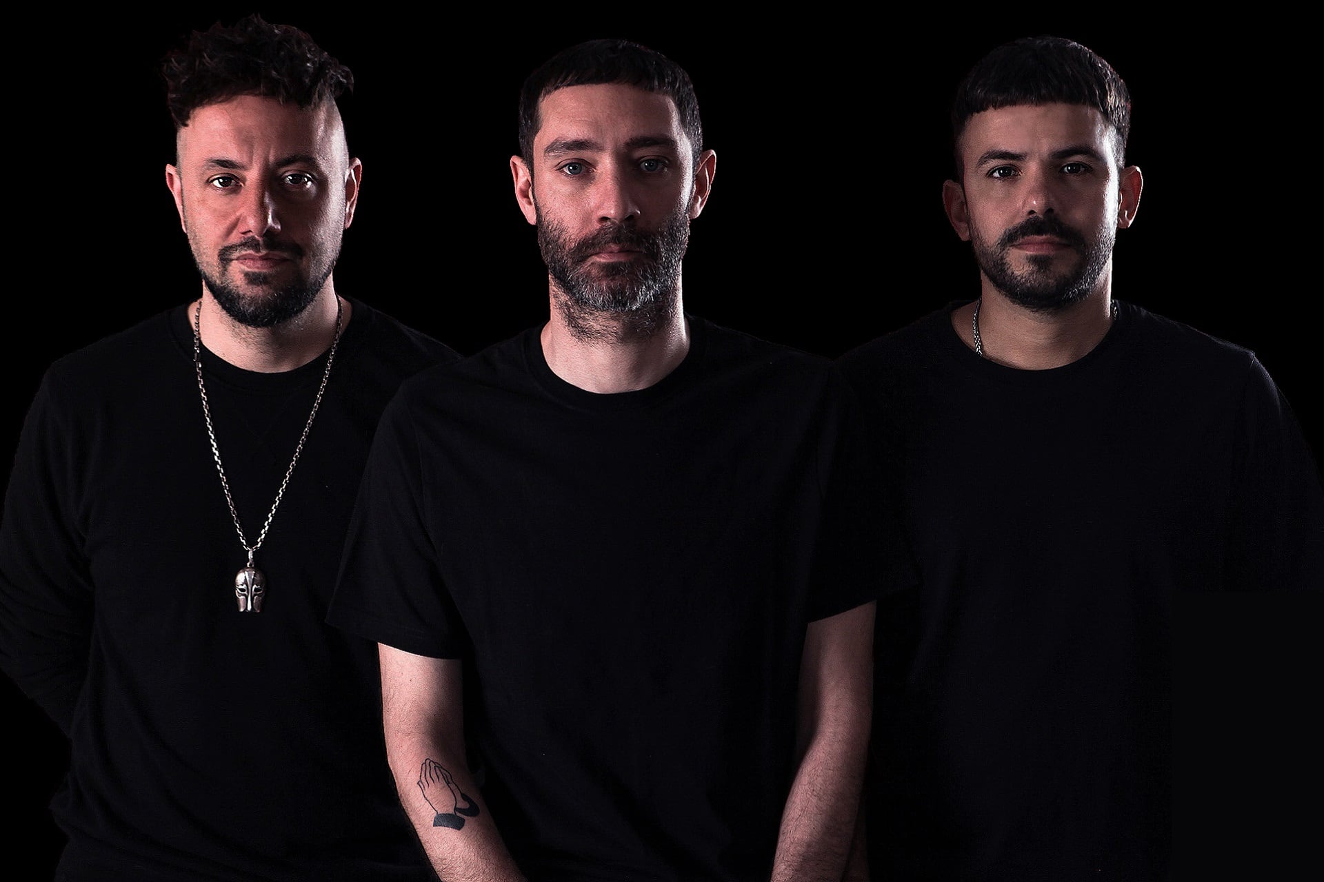 Club Cairo suena actual, con gusto por los buenos arreglos y las letras elaboradas, y detalles de R&B, psicodelia y vapor wave.