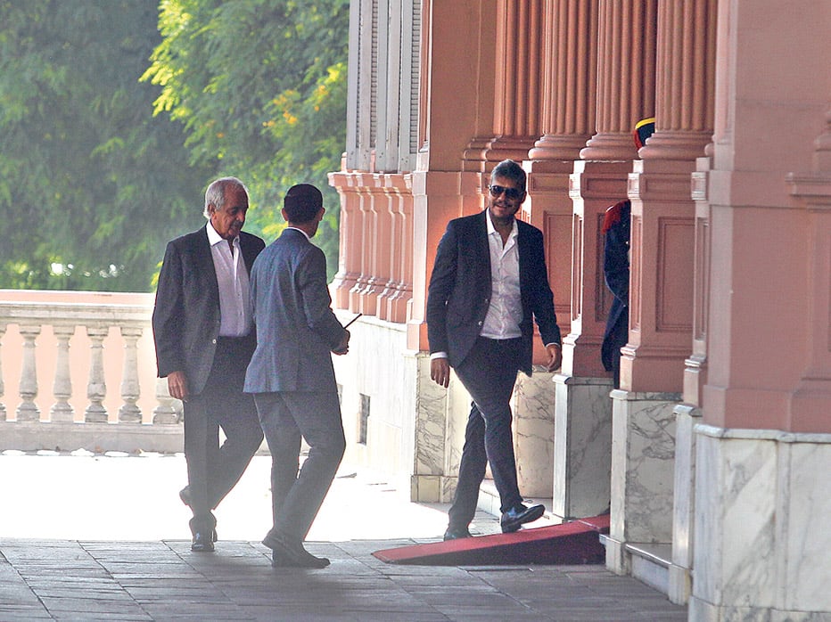 De un lado, Tinelli, vice de San Lorenzo, y D’Onofrio, presidente de River, entran a la Casa de Gobierno.