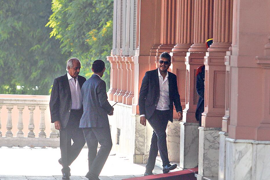 De un lado, Tinelli, vice de San Lorenzo, y D’Onofrio, presidente de River, entran a la Casa de Gobierno.