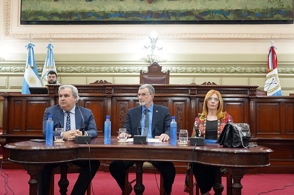 El titular de la Cámara, el ministro y la contadora Morel.