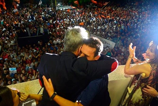 El abrazo entre el gobernador Rodríguez Saá y el intendente electo.