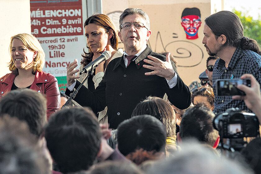 Mélenchon, entre Iglesias y Matias, en el cierre de campaña de Francia Insumisa en París. Crece en las encuestas.