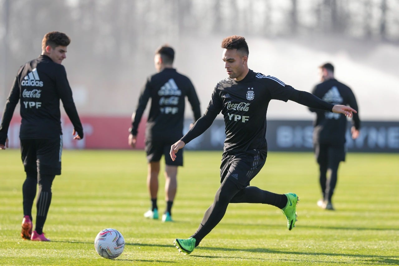 Lautaro Martínez le pega a la pelota, será titular frente a Ecuador.
