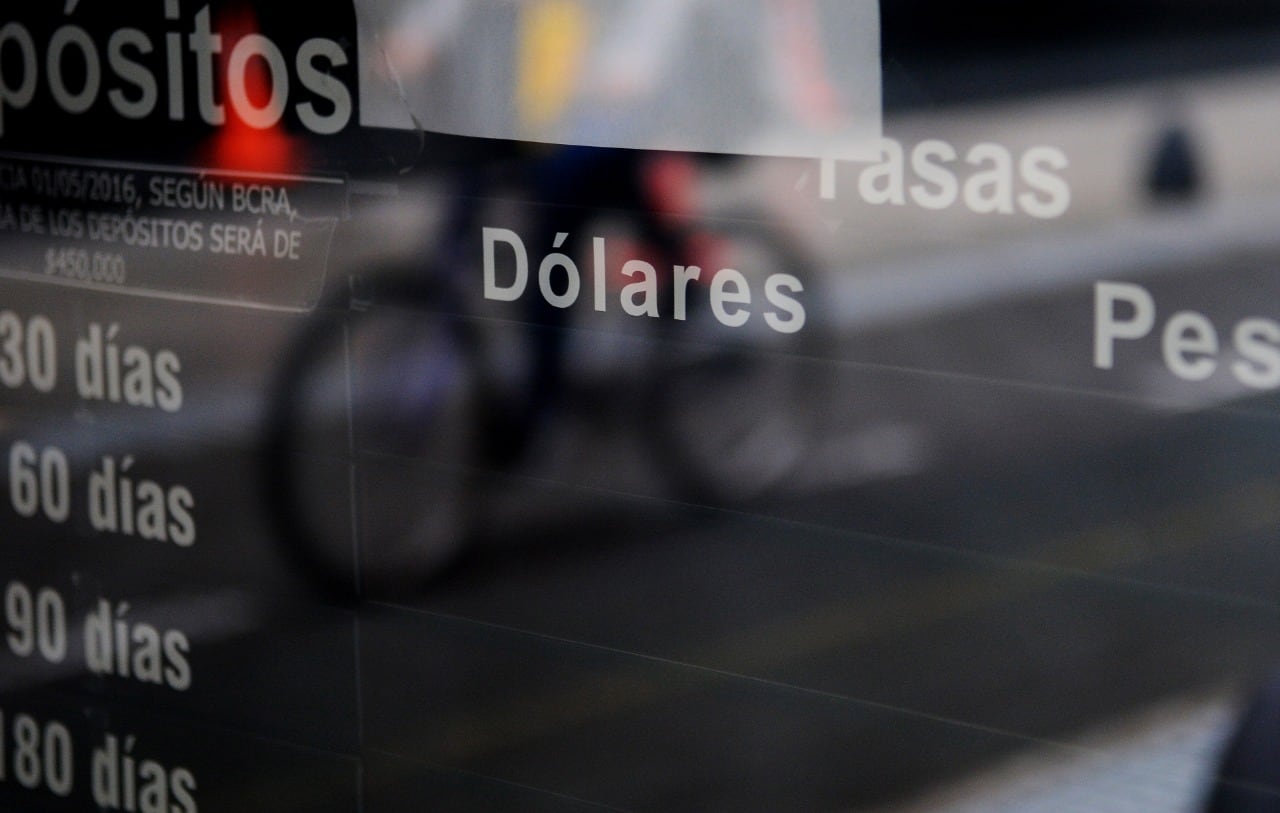 El dólar oficial siguió estable, a 89,59 pesos sumando el impuesto PAIS.