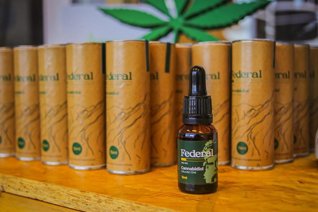 Contiene menos de 0,3 % de THC que es el compuesto psicoactivo y no se considera un psicofármaco.
