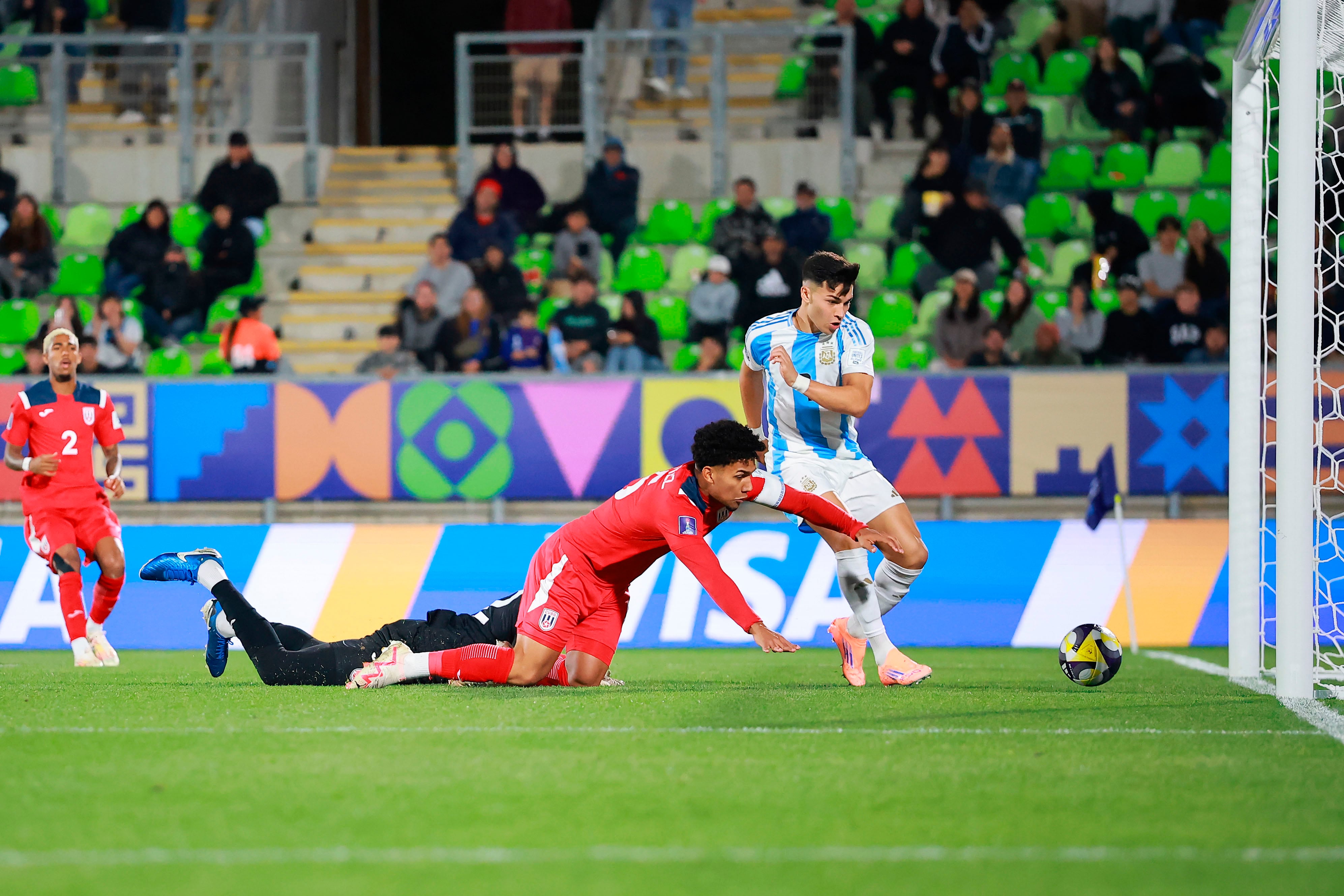 Sarco ya aseguró el 1-0 argentino luego de definir en dos tiempos.