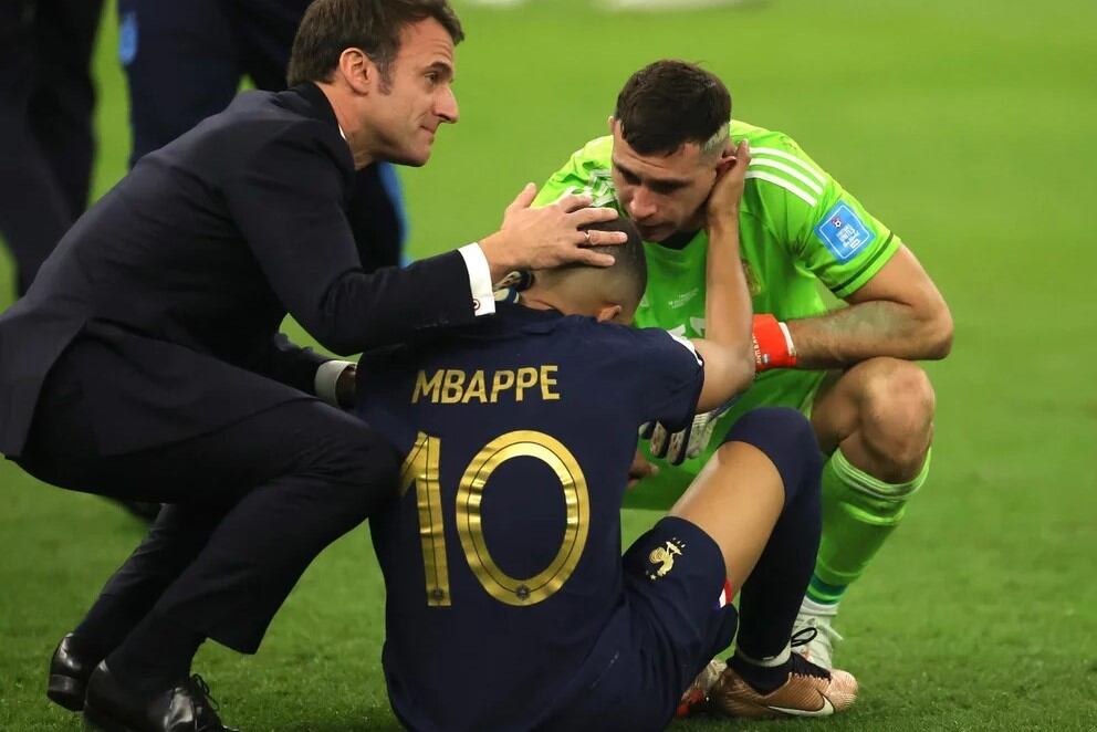 El "Dibu" Martínez junto a Kylian Mbappé y el presidente francés Emmanuel Macron tras la final del mundo.