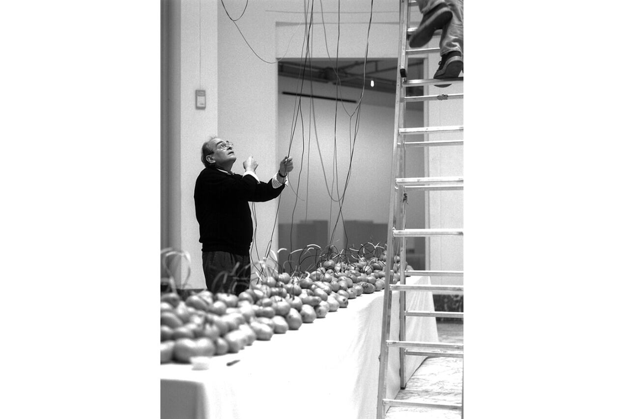 Víctor Grippo trabajando en Bruselas.